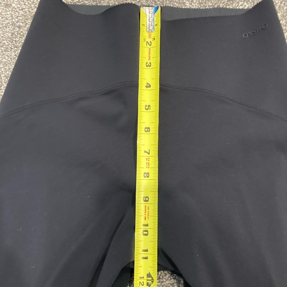 Oysho - black high rise Capri leggings ( Tag is L - fits medium! ) - Picture 6 of 11